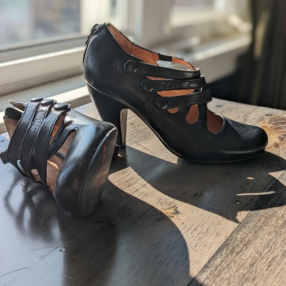 Miz Mooz Shoes - Miz Mooz Charlene Mary Janes in black leather • Vintage style • Size 7